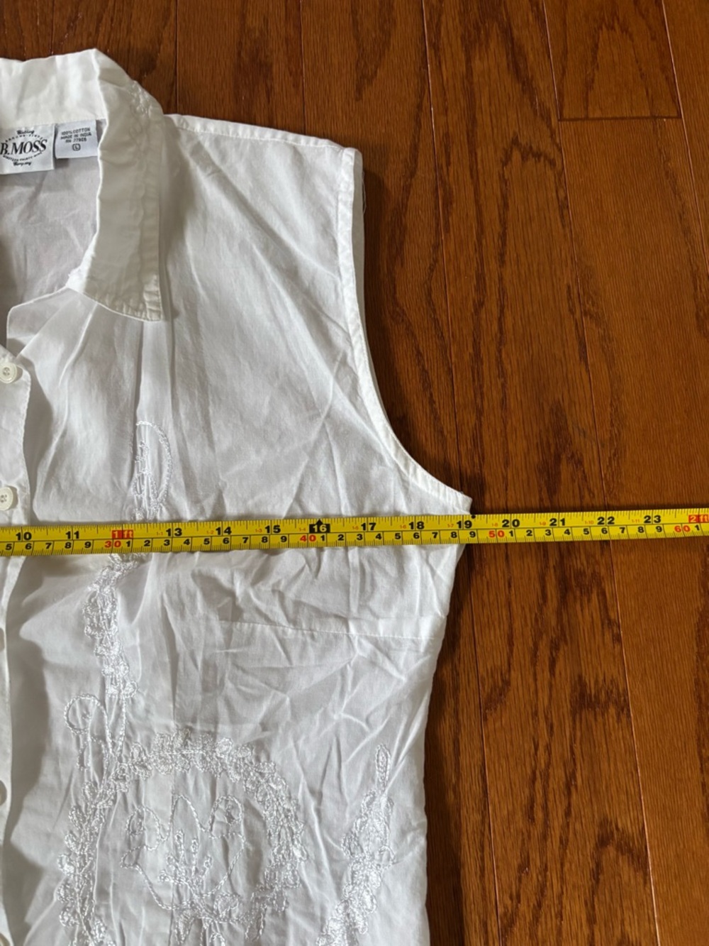 B. Moss White Sleeveless Embroidered Button-Up Blouse - Picture 5 of 11